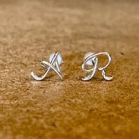アルゲンティウムシルバー製イニシャル片耳スタッドピアス
