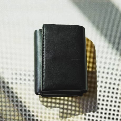 しっかり入ってコンパクトな財布　TRI-FOLD WALLET / BLACK