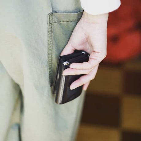 しっかり入ってコンパクトな財布　TRI-FOLD WALLET / BLACK