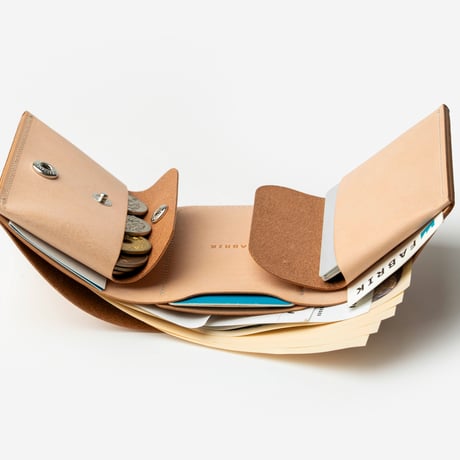 しっかり入ってコンパクトな財布　TRI-FOLD WALLET / NATURAL [限定色]