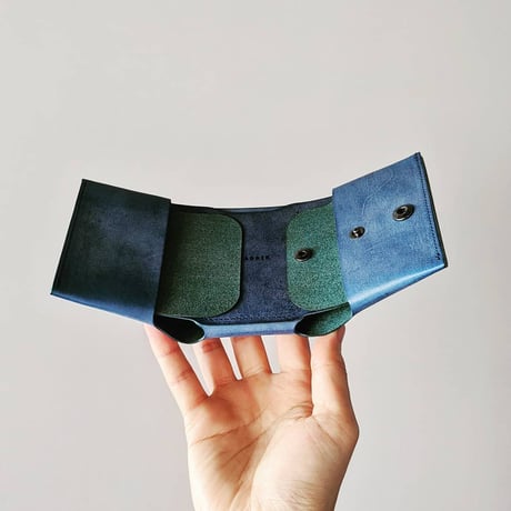 しっかり入ってコンパクトな財布　TRI-FOLD WALLET / BLUE