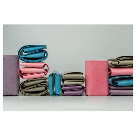 しっかり入ってコンパクトな財布　TRI-FOLD WALLET / BERRY [限定色]