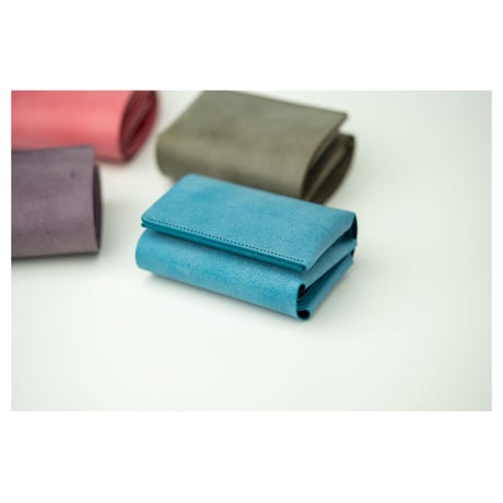 しっかり入ってコンパクトな財布　TRI-FOLD WALLET / BERRY [限定色]