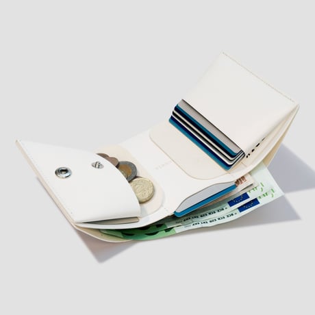 しっかり入ってコンパクトな財布　TRI-FOLD WALLET / CAMEL