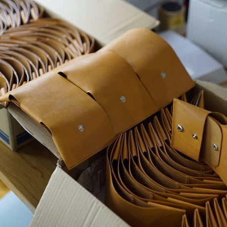 しっかり入ってコンパクトな財布　TRI-FOLD WALLET / CAMEL