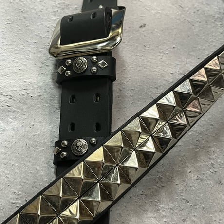 【 35mm Width Hard Leather Guitar Strap / 2Row 15mm Pyramid Spots Design 】