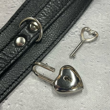 【 50mm Width Soft Leather Guitar Strap / Ring & Heart Key Design 】