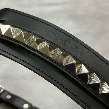 【 Ikebe × Modern Pirates 24mm Width Hard Leather Guitar Strap / 1Row Pyramid Spots Design 】