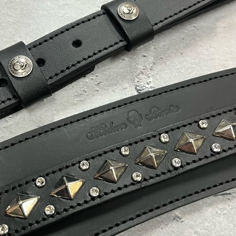 【 24mm Width Hard Leather Guitar Strap / 1Row Dia Pyramid Spots & Rhinestone Design 】