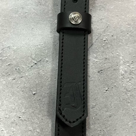 【 Ikebe × Modern Pirates 24mm Width Hard Leather Guitar Strap / 1Row Pyramid Spots Design 】