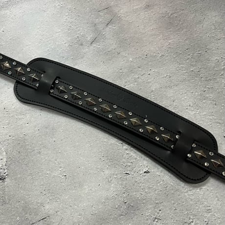 【 24mm Width Hard Leather Guitar Strap / 1Row Dia Pyramid Spots & Rhinestone Design 】