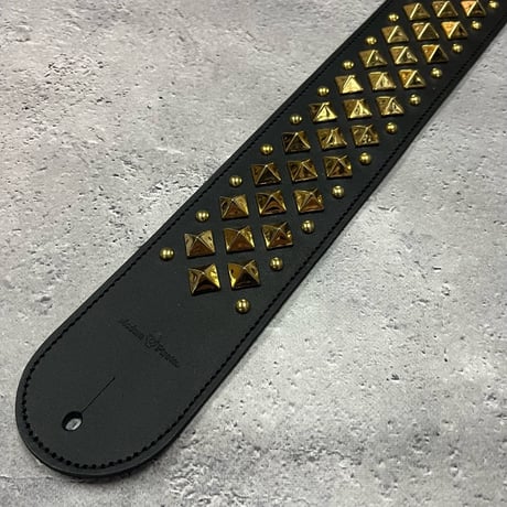 【 62mm Width Hard Leather Guitar Strap（Insert Adjustment Type）/ 12mm Pyramid Spots Laid Design 】