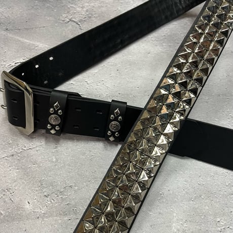 【 42mm Width Hard Leather Guitar Strap / 3Row 12mm Pyramid Spots Design 】