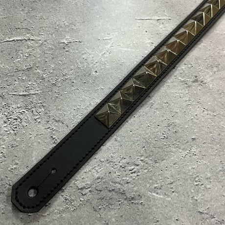 【 Ikebe × Modern Pirates 24mm Width Hard Leather Guitar Strap / 1Row Pyramid Spots Design 】