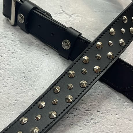【 30mm Width Hard Leather Guitar Strap / 2×1Row Conical Pyramid Spots Design 】