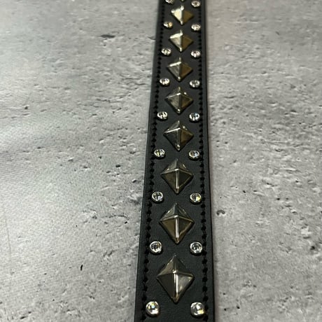 【 24mm Width Hard Leather Guitar Strap / 1Row Dia Pyramid Spots & Rhinestone Design 】