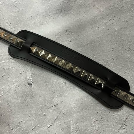 【 Ikebe × Modern Pirates 24mm Width Hard Leather Guitar Strap / 1Row Pyramid Spots Design 】