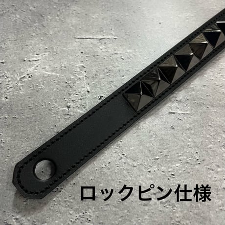 【 Ikebe × Modern Pirates 24mm Width Hard Leather Guitar Strap / 1Row Pyramid Spots Design 】