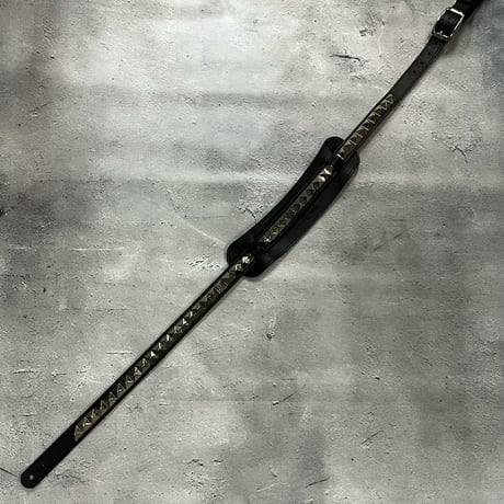 【 Ikebe × Modern Pirates 24mm Width Hard Leather Guitar Strap / 1Row Pyramid Spots Design 】