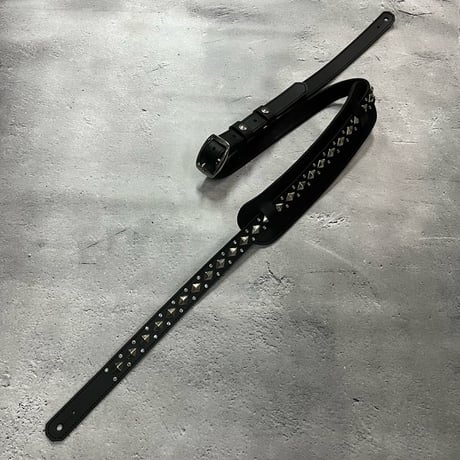 【 24mm Width Hard Leather Guitar Strap / 1Row Dia Pyramid Spots & Rhinestone Design 】