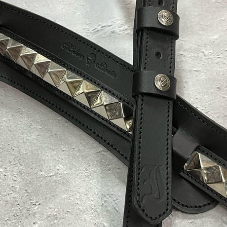 【 Ikebe × Modern Pirates 24mm Width Hard Leather Guitar Strap / 1Row Pyramid Spots Design 】