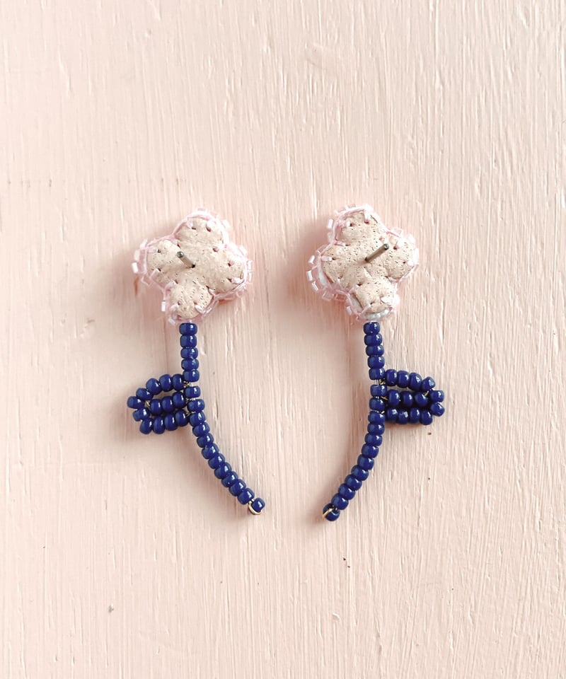 お花ビーズ刺繍ピアス【ピンク×紺】 | asami otomo