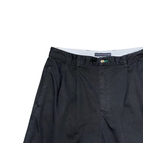 00s- Tommy Hilfiger Two Tuck Black Chino Shorts