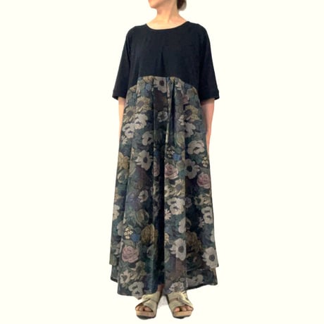 OPC-8913　花柄スカートのフレアーワンピ　黒ベース花柄（919）（丈カスタム有）