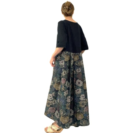 OPC-8913　花柄スカートのフレアーワンピ　黒ベース花柄（919）（丈カスタム有）