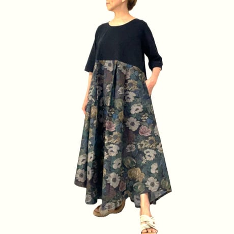 OPC-8913　花柄スカートのフレアーワンピ　黒ベース花柄（919）（丈カスタム有）