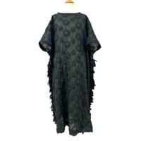 OP-7861 サイドフリンジ収縮ドット刺繍ワンピ　ブラック（910）