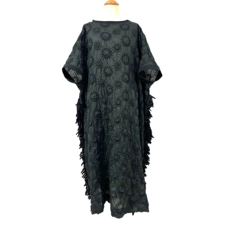 OP-7861 サイドフリンジ収縮ドット刺繍ワンピ　ブラック（910）