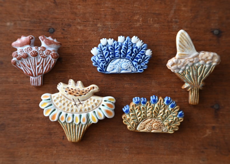 イスラエル｜Bilberry Forest｜陶器ブローチ | 雑貨と作家もの リリ