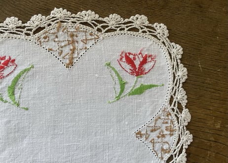 Vintage vintage｜natural linen embroidered doily with red flowers