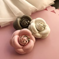 レザーモチーフカメリアヘアクリップ