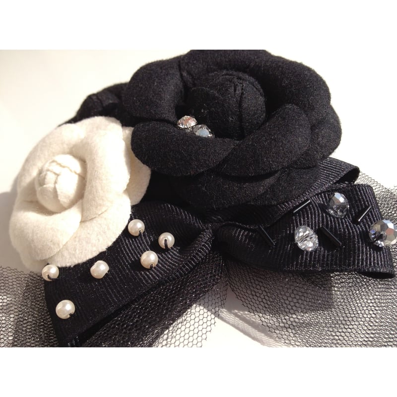 B203 シャネル カメリア リボンコサージュ お花 黒 ベージュ CHANEL - CHANEL シャネル デニム カメリア 花モチーフ フラワー