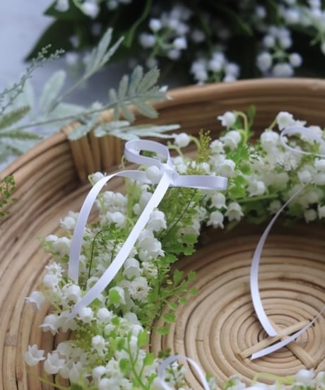 スズランと野の花のオーバルリース