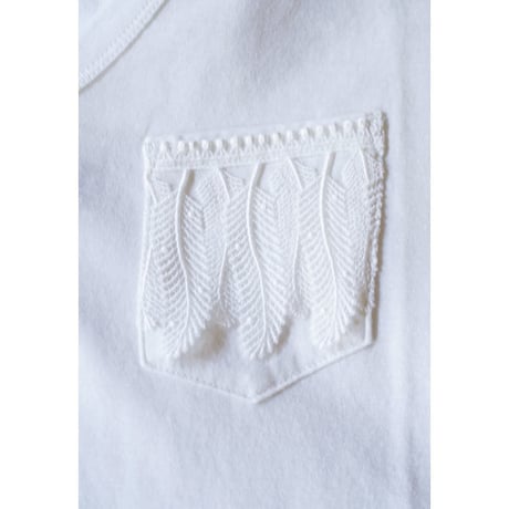 SHORT SLEEVE POCKET T WITH FEATHERS LACE TRIM