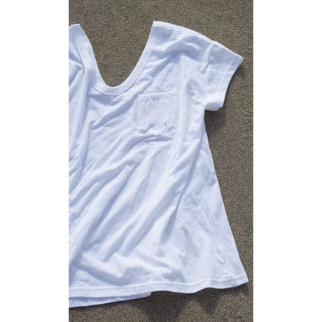 SHORT SLEEVE POCKET T WITH FEATHERS LACE TRIM