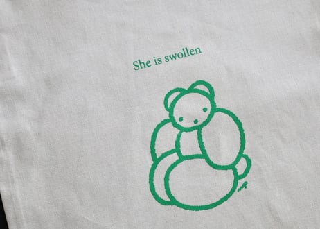 薄手トート「She is swollen(彼女はむくんでいます）」