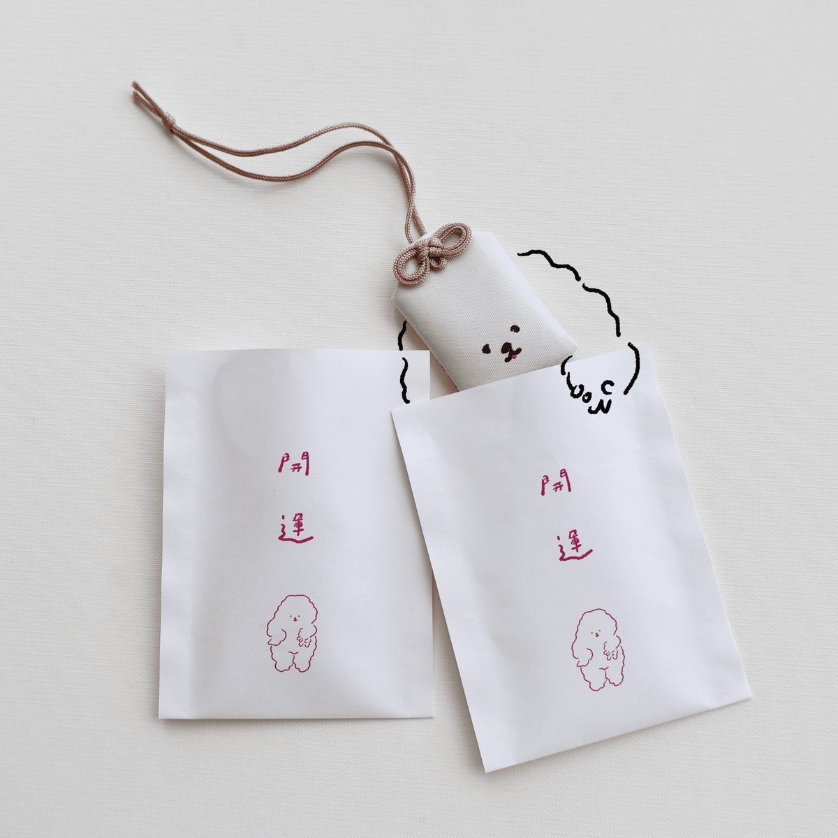 ギャルピする犬が近寄りすぎたおまもり | nagakiperm ONLINE STORE