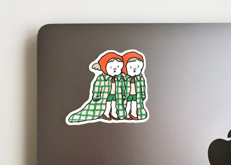 とても頑丈なステッカー「チェックコートの女たち」