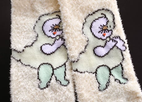 もこもこ靴下　顔をドツかれてるアヒル
