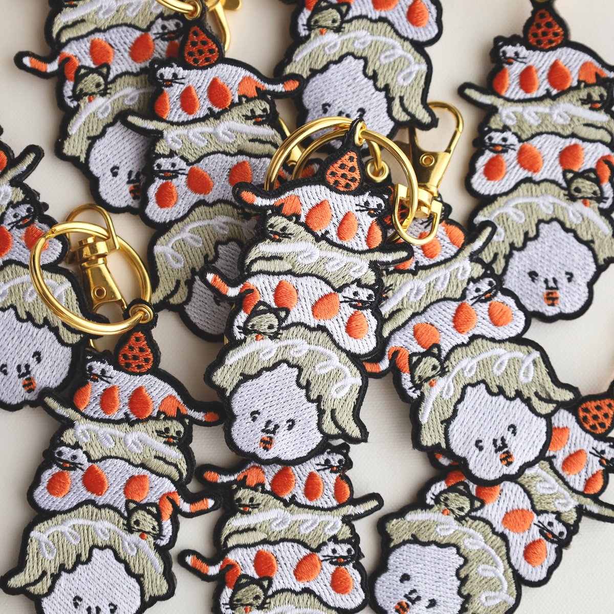 刺繍キーホルダー「ネコケーキ」 | nagakiperm ONLINE STORE
