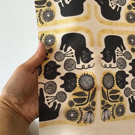 カワムラオリエ　黒猫とお花