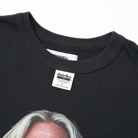 DAIRIKU（ダイリク）""BUTTON EYE DOLL" H-S Tag Tee"
