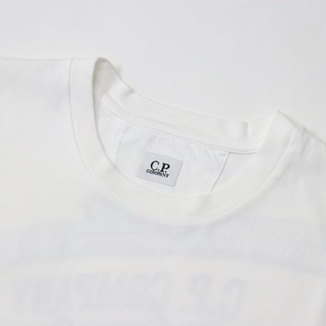 C.P. Company（シーピーカンパニー）"JERSEY 24/1 ARTWORK LOGO T-SHIRT"