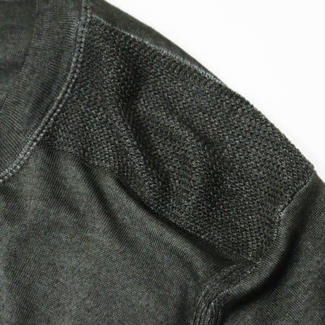 C.P. Company（シーピーカンパニー）"CREW NECK IN FAST DYED MERINOS"