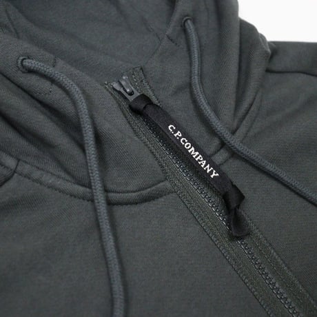 C.P. Company（シーピーカンパニー）"SWEATSHRTS HOODED OPEN IN DIAGONAL RAISED FLEECE"