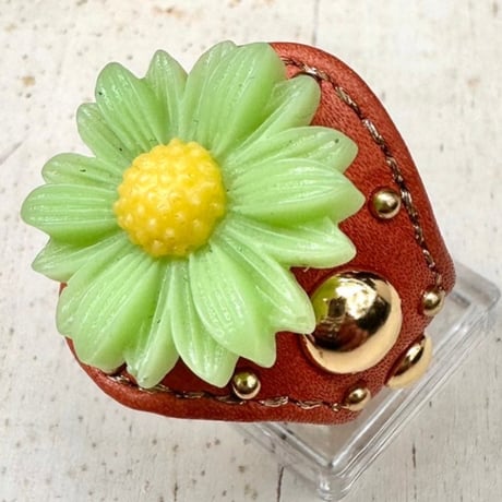 ☆新作☆ Leather Ring（ライトグリーンマーガレット）